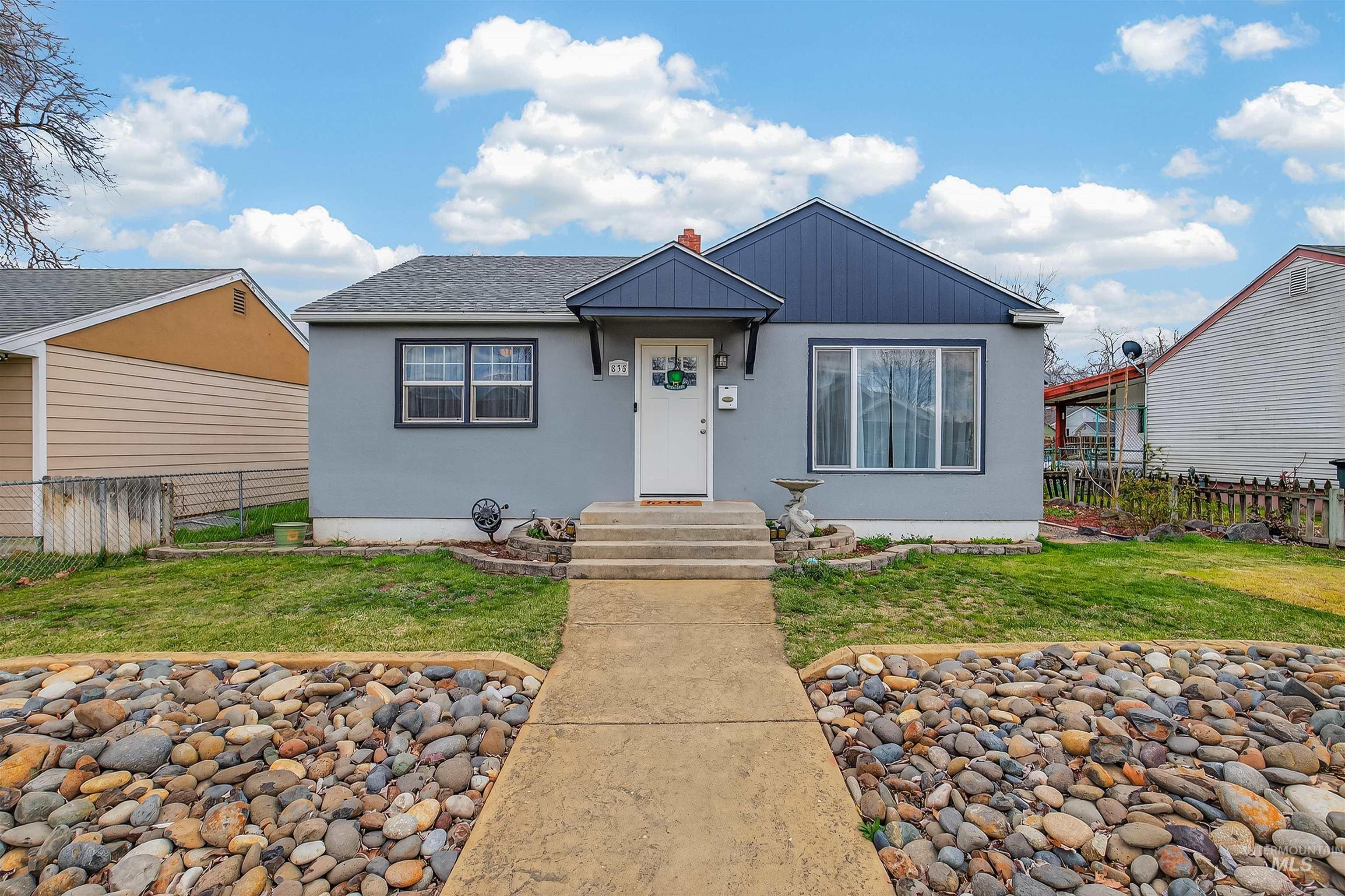 835 12th Street Clarkston, WA 99403 - Photo 4 of 39 Bungalow-style home featuring stucco siding