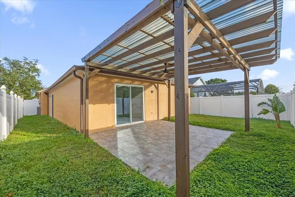 a view of a house with backyard and garden