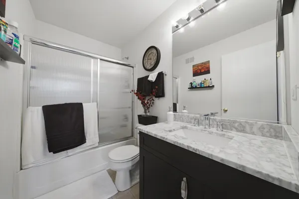 $269,000 | 1615 Victoria Park Circle, Aurora, IL 60504