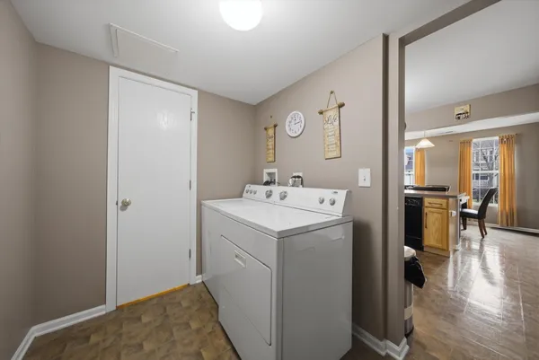 $269,000 | 1615 Victoria Park Circle, Aurora, IL 60504