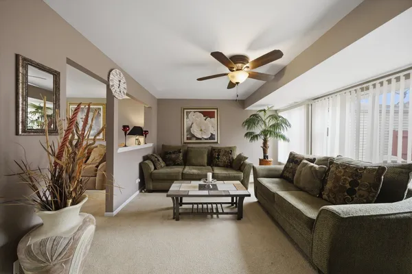 $269,000 | 1615 Victoria Park Circle, Aurora, IL 60504