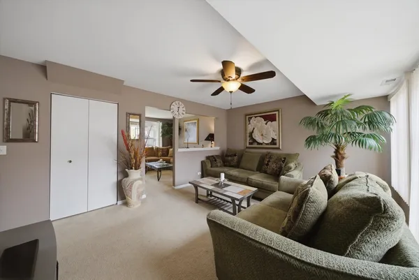 $269,000 | 1615 Victoria Park Circle, Aurora, IL 60504
