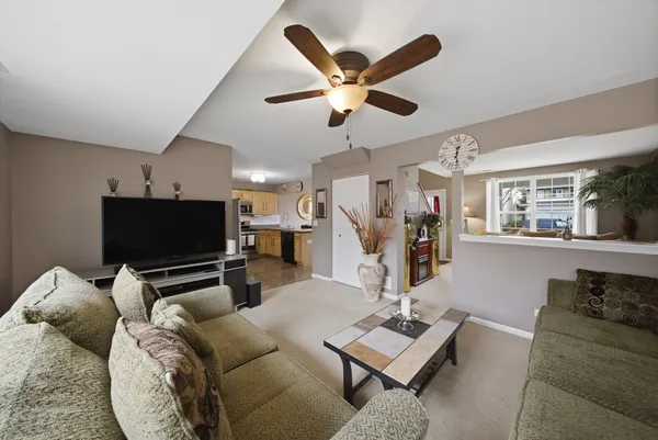 $269,000 | 1615 Victoria Park Circle, Aurora, IL 60504