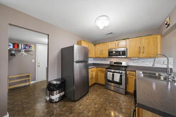 $269,000 | 1615 Victoria Park Circle, Aurora, IL 60504