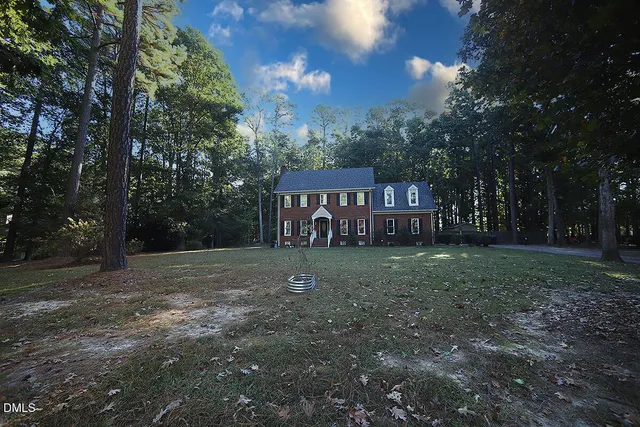 a picture of a black and white photo