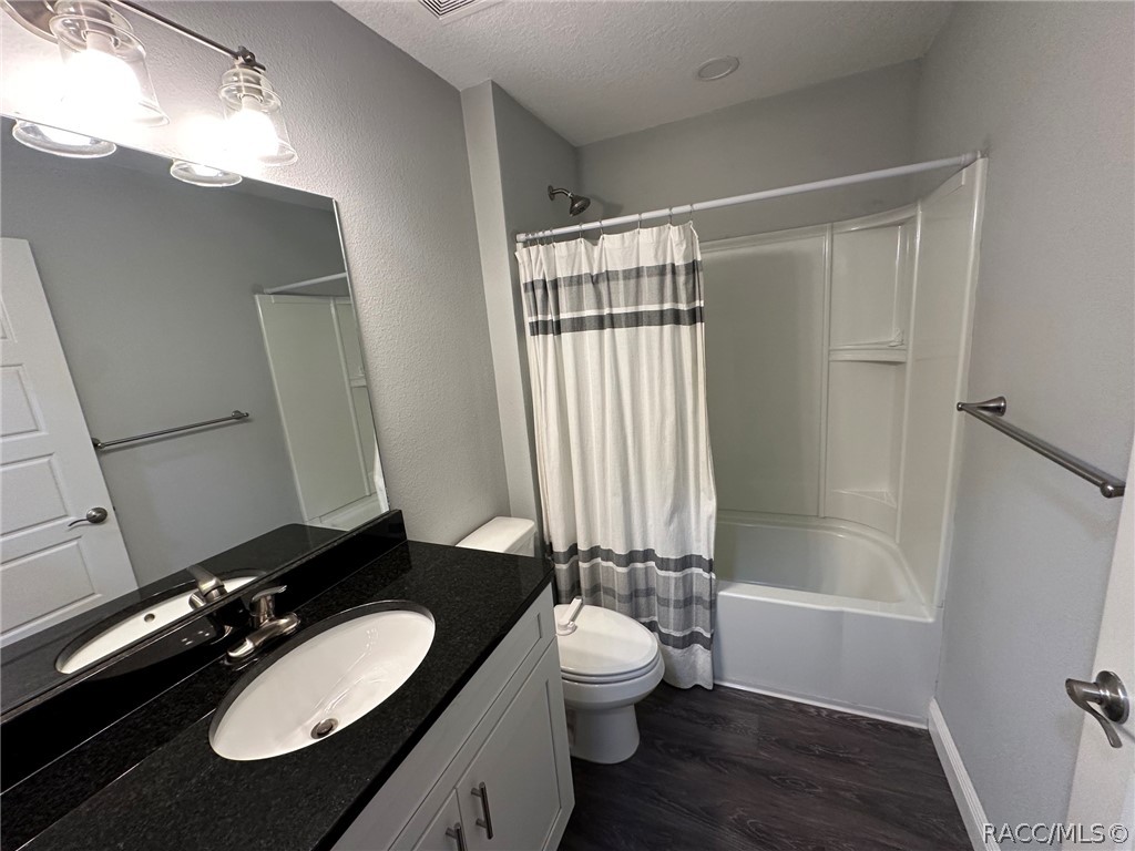 8434 North Vardon Road Citrus Springs, FL 34434 - Photo 18 of 29 Main bathroom with tub/shower combo