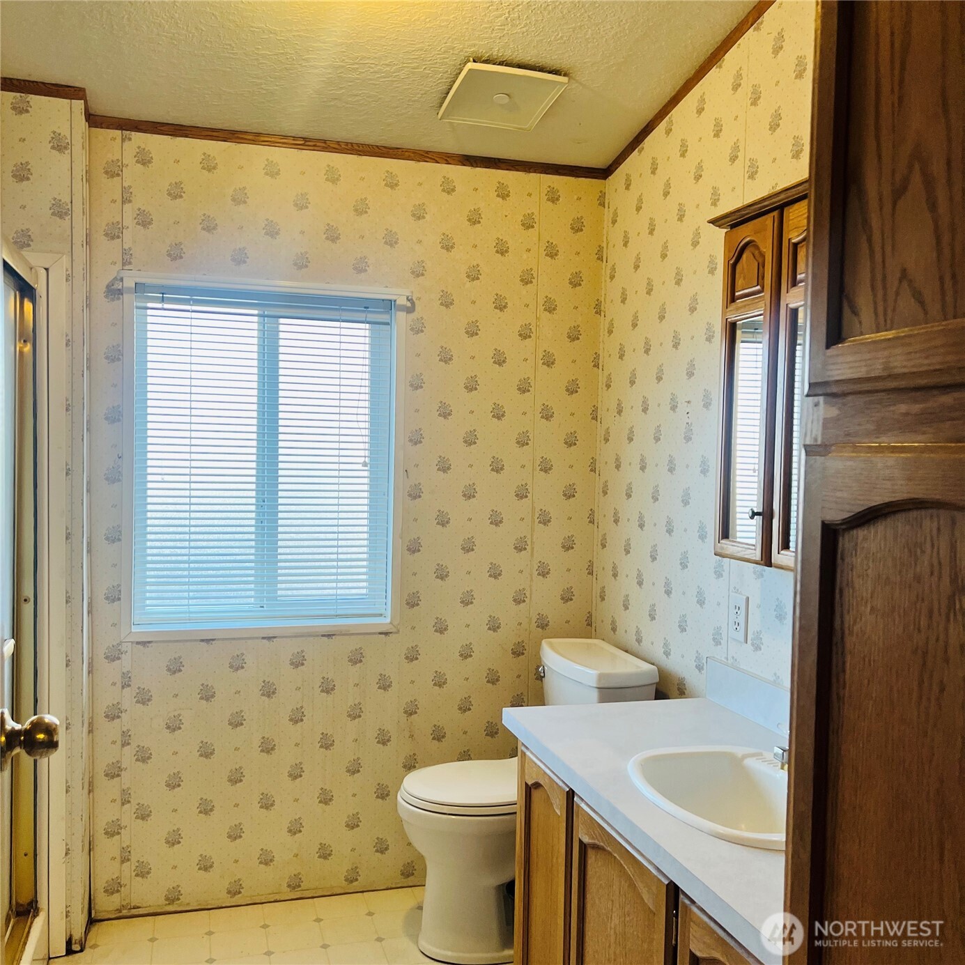 369 South Kentucky Avenue East Wenatchee, WA 98802 - Photo 12 of 20 a bathroom with a sink toilet and shower