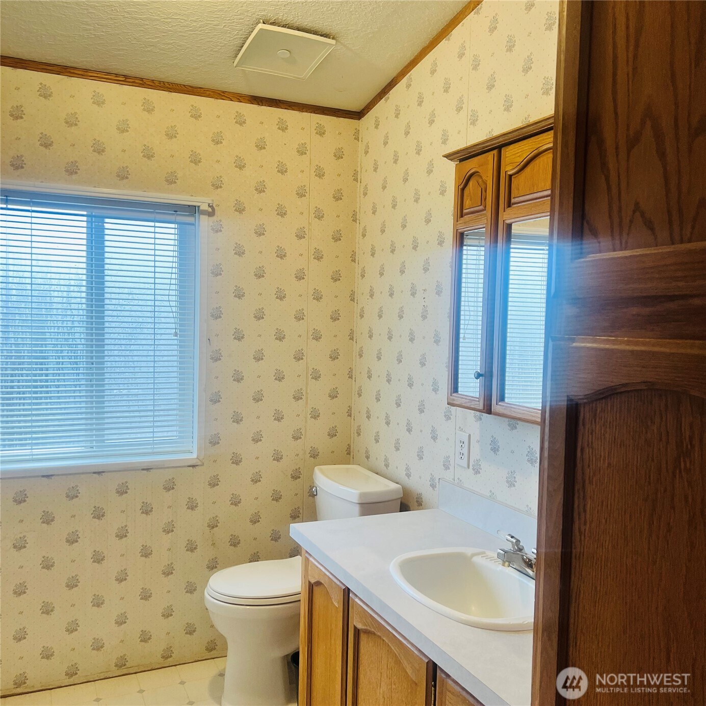 369 South Kentucky Avenue East Wenatchee, WA 98802 - Photo 16 of 20 a bathroom with a sink toilet and mirror