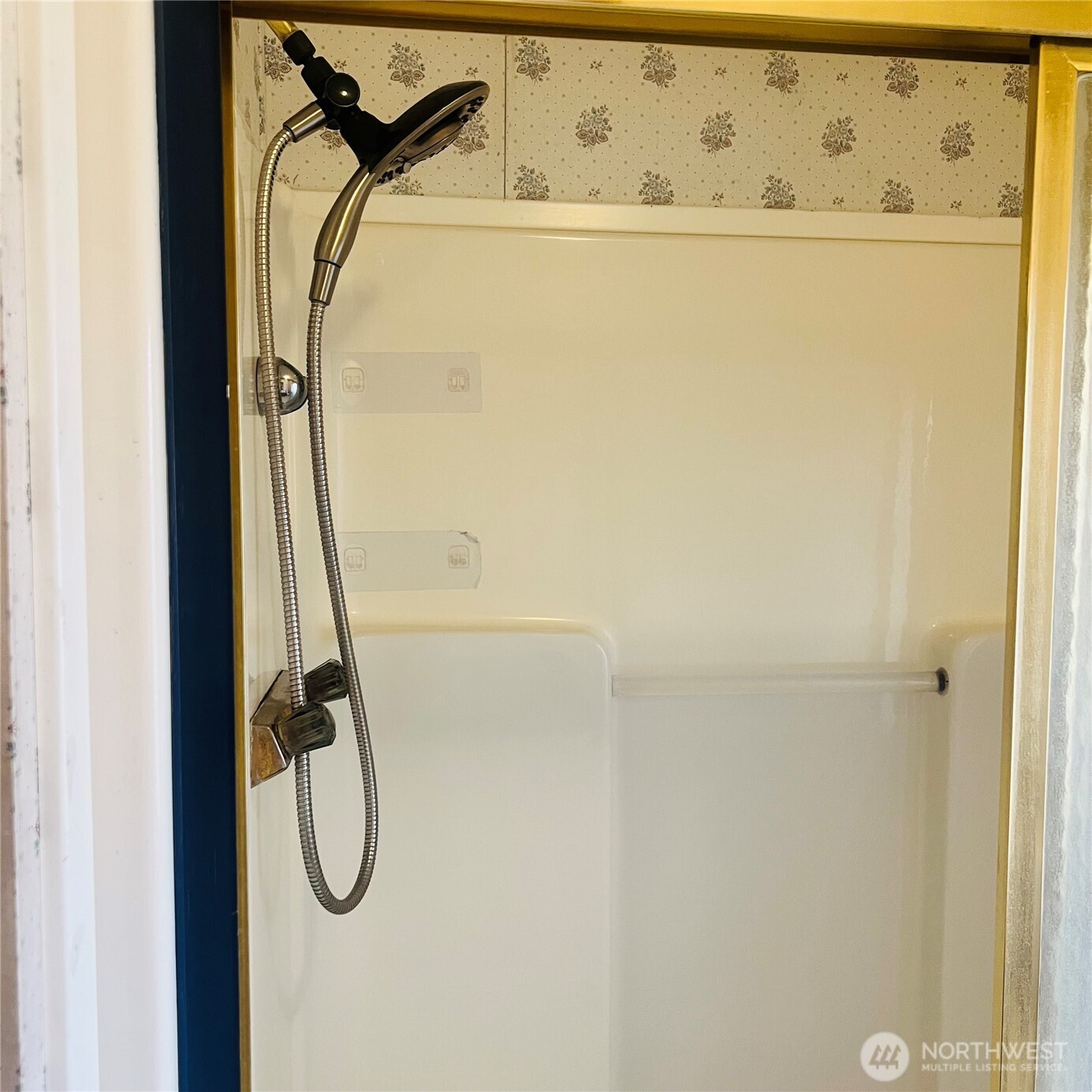 369 South Kentucky Avenue East Wenatchee, WA 98802 - Photo 17 of 20 a bathroom with a shower