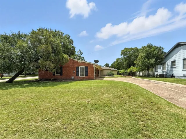 a view of a house with backyard and garden