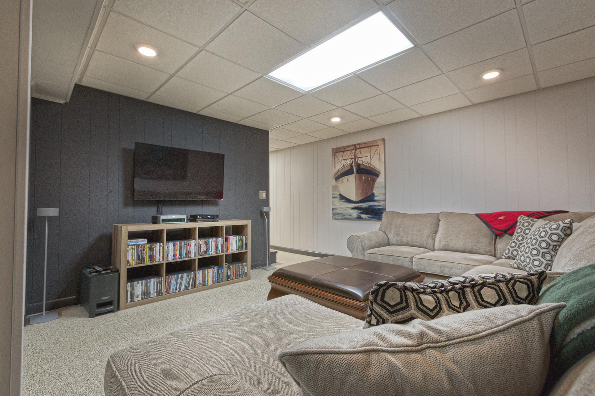 5233 Falcon Ridge Road Roanoke, VA 24018 - Photo 37 of 50 a living room with furniture and a flat screen tv