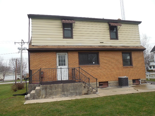 5925 Island Road Harvard, IL 60033 - Photo 4 of 22 a view of a house with a patio