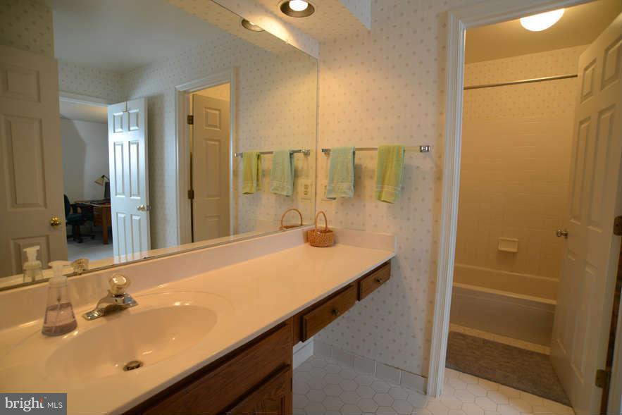 20009 Hickman Way Poolesville, MD 20837 - Photo 16 of 30 Bath