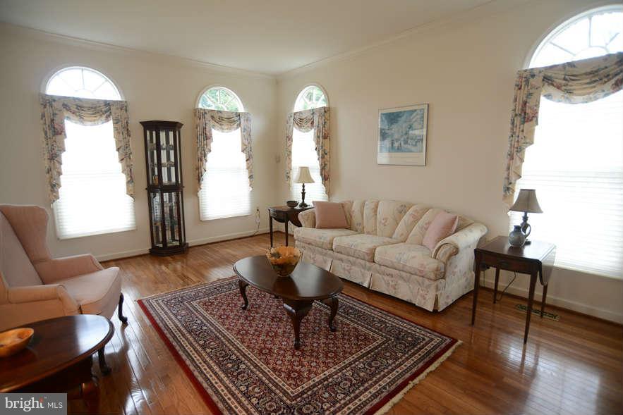 20009 Hickman Way Poolesville, MD 20837 - Photo 3 of 30 Living Room