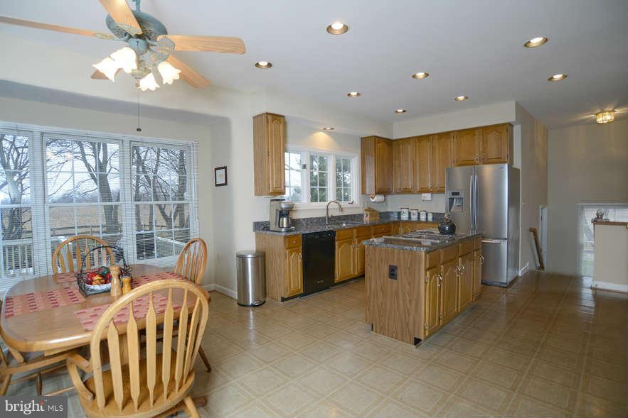 20009 Hickman Way Poolesville, MD 20837 - Photo 6 of 30 Kitchen