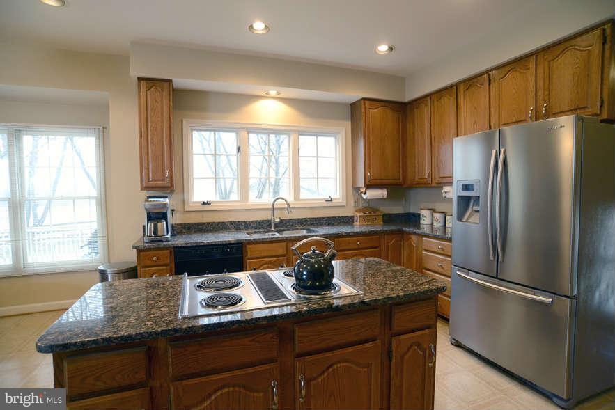 20009 Hickman Way Poolesville, MD 20837 - Photo 8 of 30 Kitchen