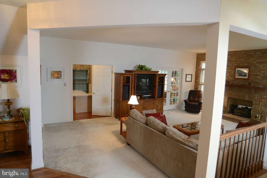 20009 Hickman Way Poolesville, MD 20837 - Photo 10 of 30 Family Room