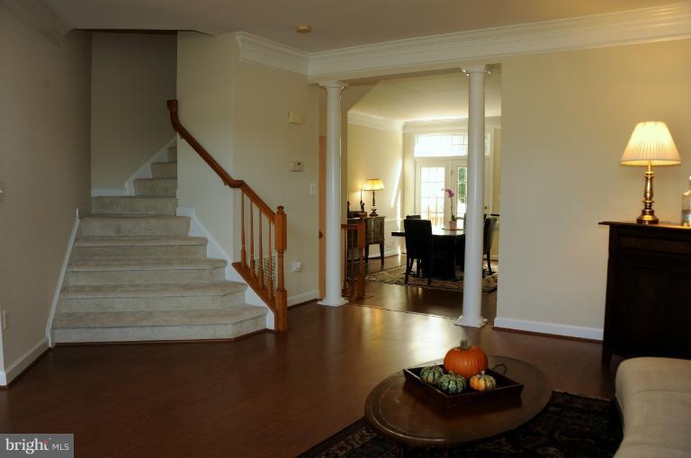 6335 Simmer Circle Springfield, VA 22150 - Photo 11 of 25 Living Room