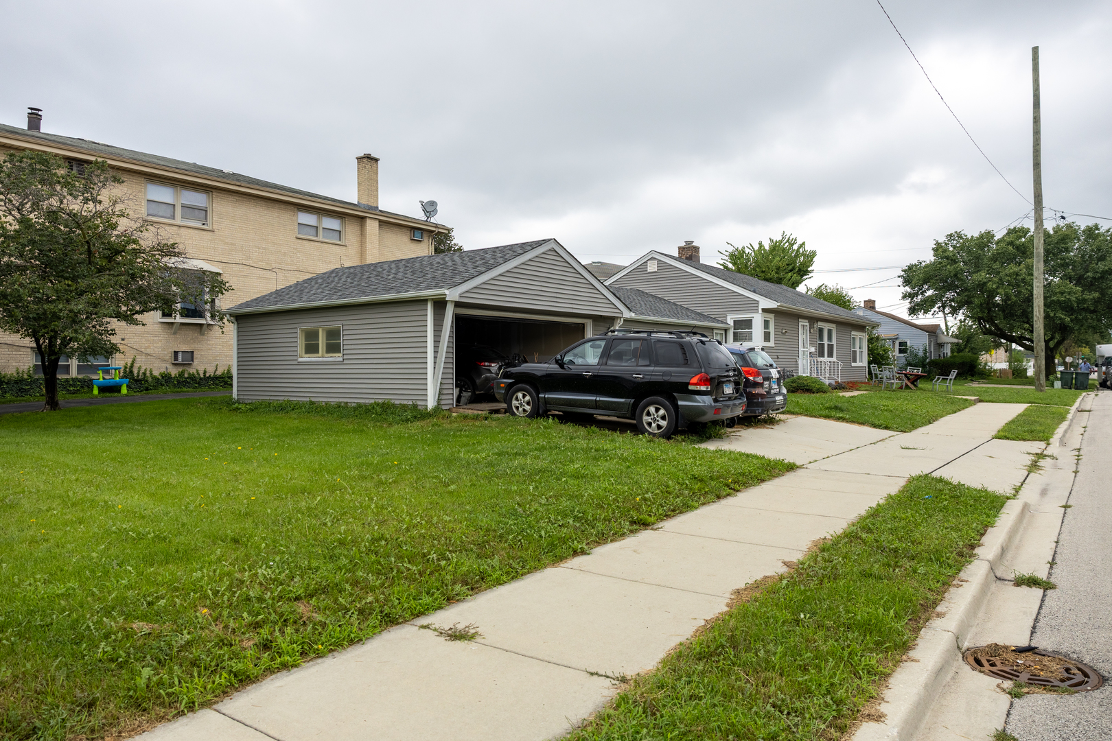 4422 Custer Avenue Brookfield, IL 60513 - Photo 20 of 22 a house view with a garden space