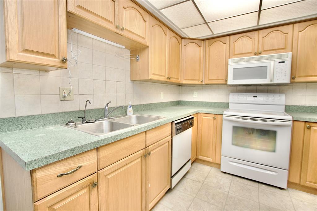 2101 Sunset Point Road, Unit 702 Clearwater, FL 33765 - Photo 9 of 20