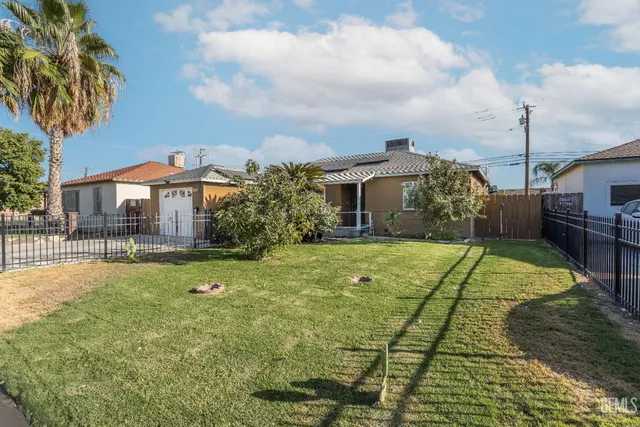 a view of a house with entertaining space