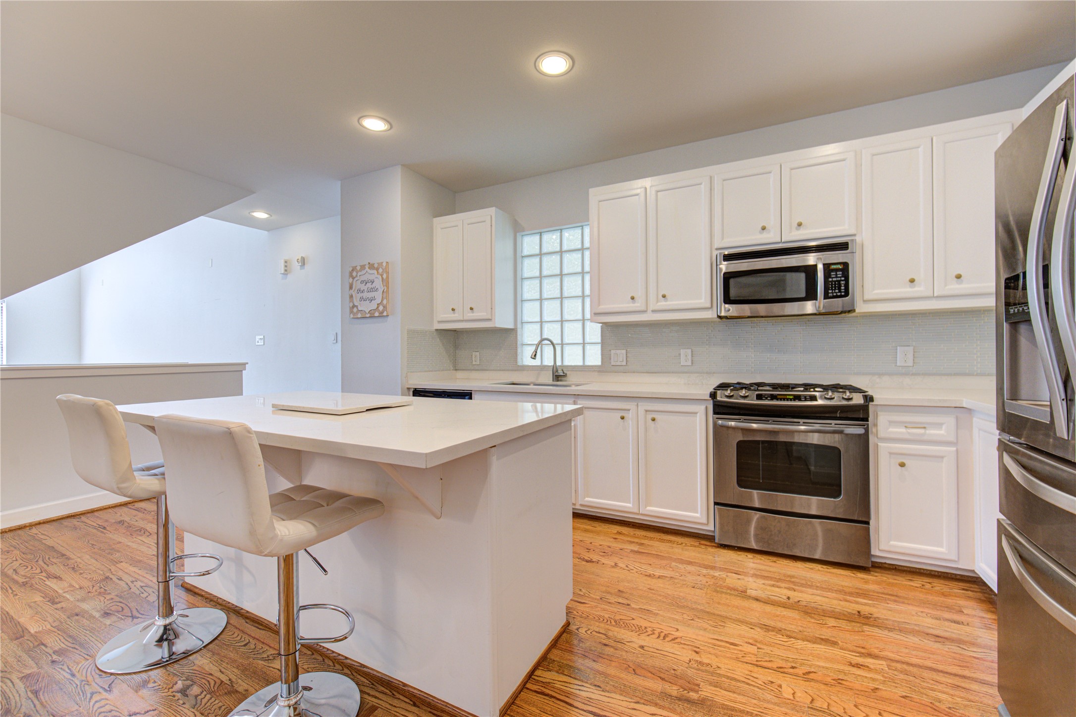 650 Westcross Street, Unit 83 Houston, TX 77018 - Photo 23 of 48 a kitchen with a stove a sink and a microwave