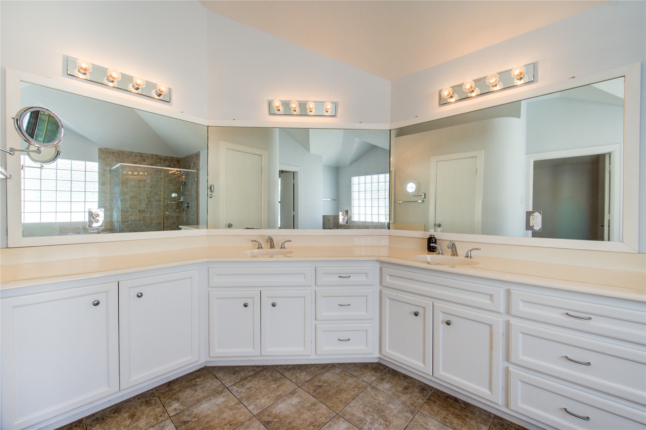 650 Westcross Street, Unit 83 Houston, TX 77018 - Photo 37 of 48 a spacious bathroom with 2 sink and a mirror