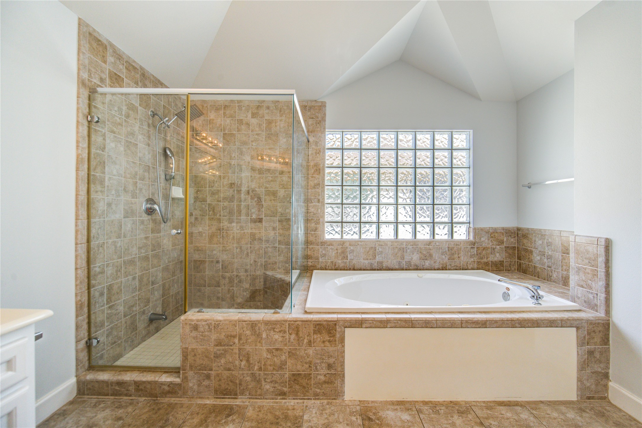 650 Westcross Street, Unit 83 Houston, TX 77018 - Photo 38 of 48 a bath tub sitting next to a window