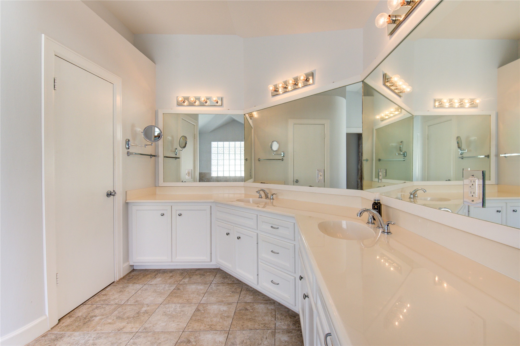 650 Westcross Street, Unit 83 Houston, TX 77018 - Photo 39 of 48 a spacious bathroom with a tub sink and mirror