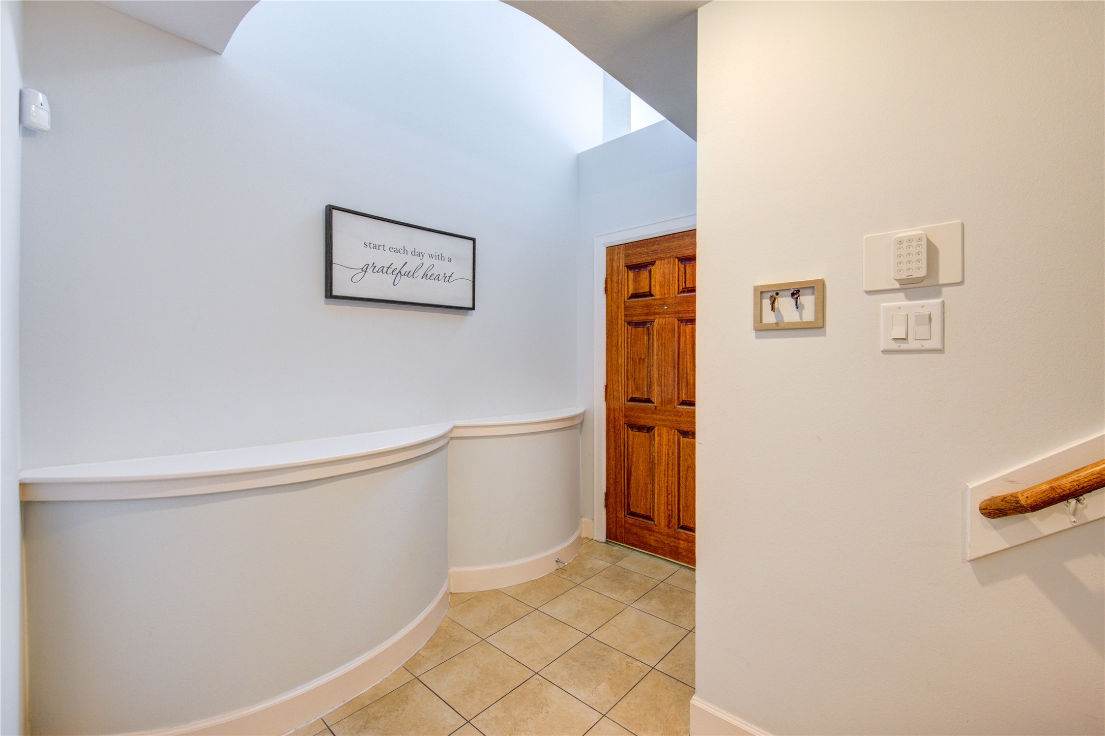 650 Westcross Street, Unit 83 Houston, TX 77018 - Photo 5 of 48 a view of a hallway with workspace