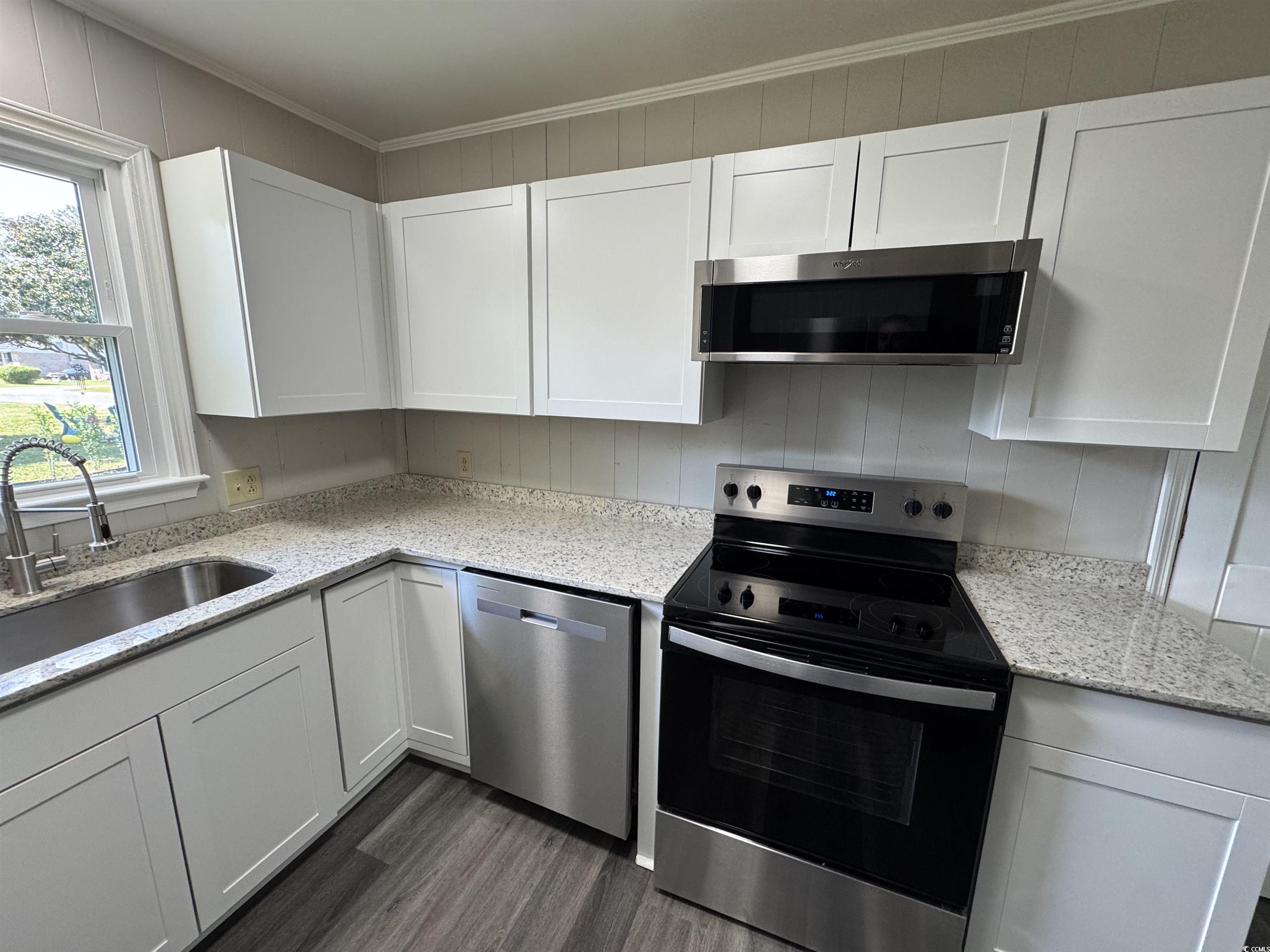 333 Whites Creek Road Georgetown, SC 29440 - Photo 4 of 13 Kitchen featuring stainless steel appliances, a si