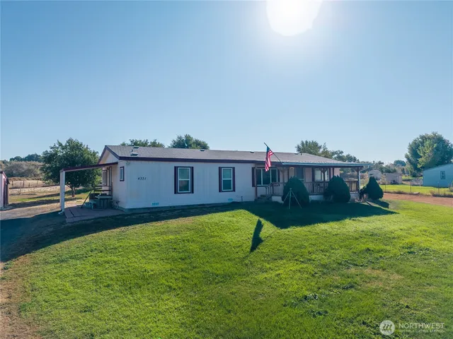 a view of a house with a backyard
