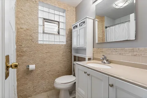 $520,000 | 5042 West Winnemac Avenue, Chicago, IL 60630