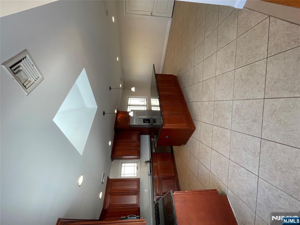 561 Studio Road, Unit 2 Ridgefield, NJ 07657 - Photo 2 of 28