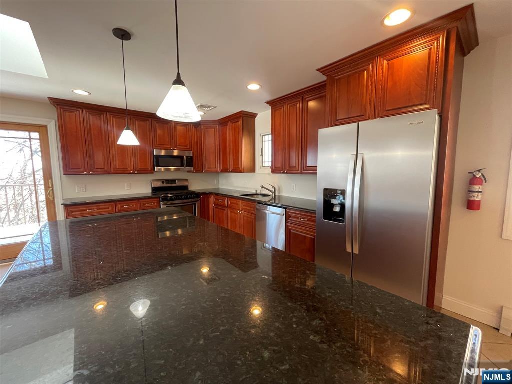 561 Studio Road, Unit 2 Ridgefield, NJ 07657 - Photo 3 of 28