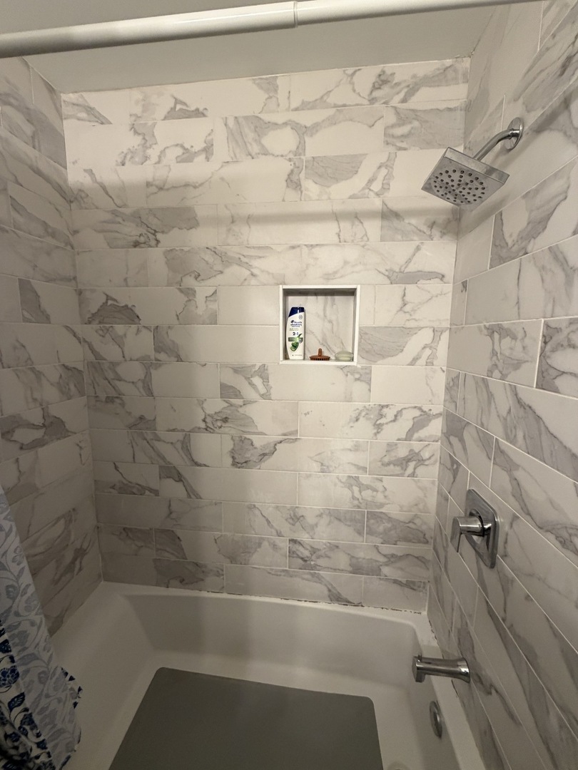 335 David Court, Unit B Bartlett, IL 60103 - Photo 12 of 16 a bathroom with a bathtub