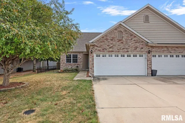 $273,500 | 1620 Magnolia Drive, Chatham, IL 62629