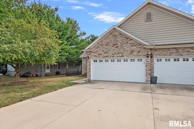 $273,500 | 1620 Magnolia Drive, Chatham, IL 62629