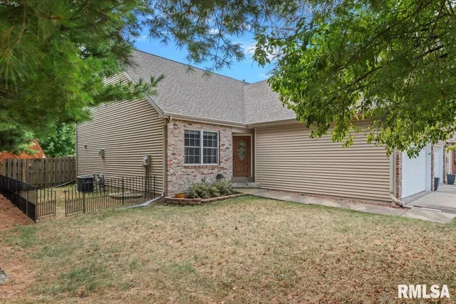 $273,500 | 1620 Magnolia Drive, Chatham, IL 62629