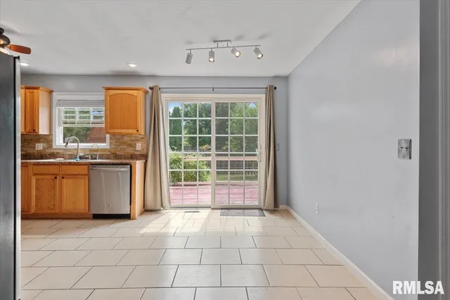 $273,500 | 1620 Magnolia Drive, Chatham, IL 62629