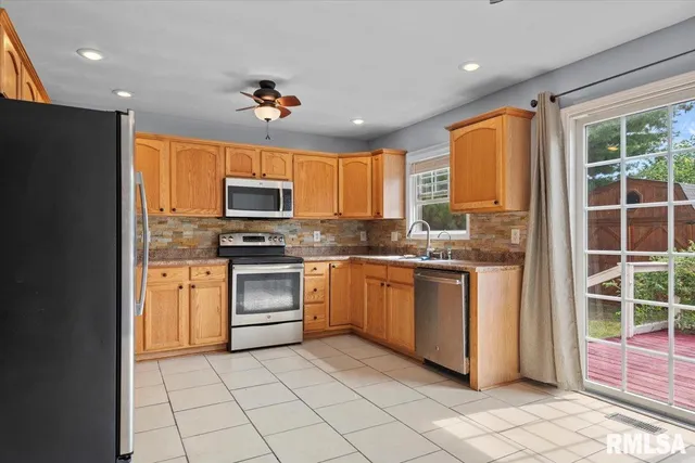 $273,500 | 1620 Magnolia Drive, Chatham, IL 62629