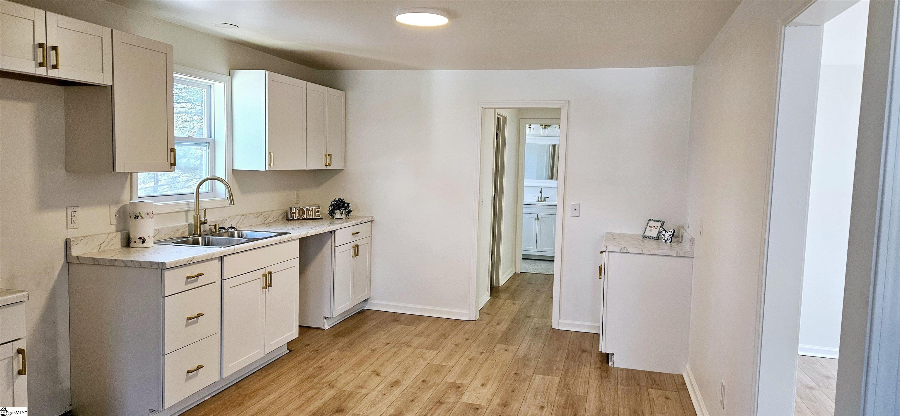 509 South Bomar Avenue Landrum, SC 29356 - Photo 3 of 14