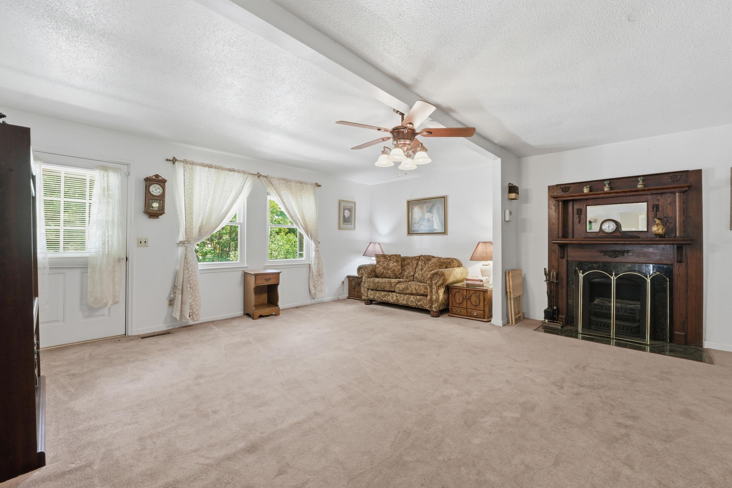 1000 Hill Crest Road Hixson, TN 37343 - Photo 9 of 31 Living Space