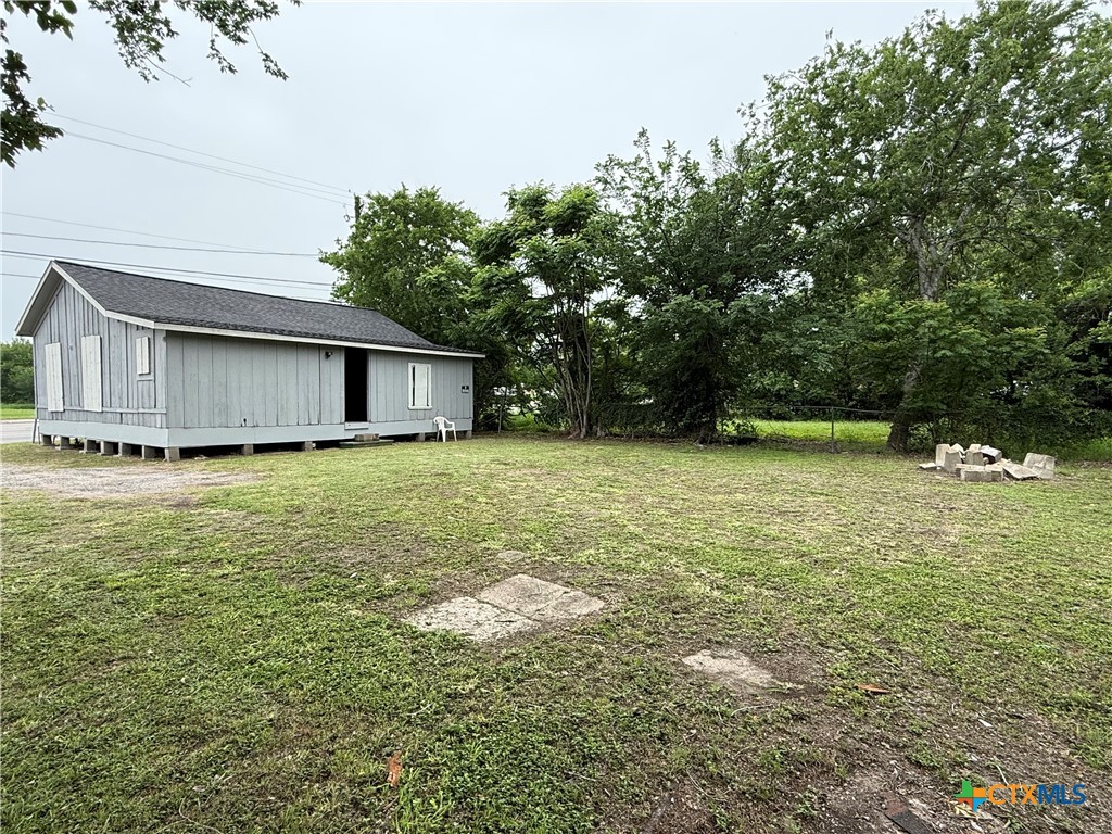 906 East Goodwin Avenue Victoria, TX 77901 - Photo 3 of 8 906 E Goodwin Ave. backyard