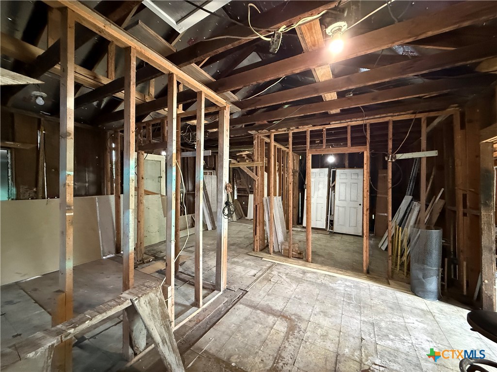 906 East Goodwin Avenue Victoria, TX 77901 - Photo 6 of 8 Back room opposite direction