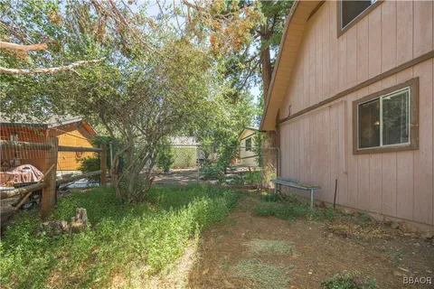a view of back yard of the house