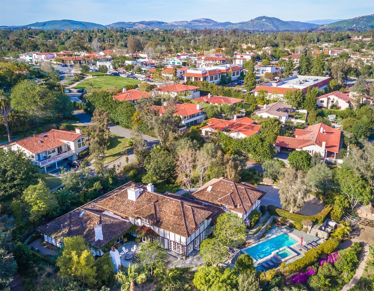 6003 La Flecha Rancho Santa Fe, CA 92067 - Photo 6 of 23 In the heart of it all, but you have the privacy and peace as if you were away from the maddening crowd.