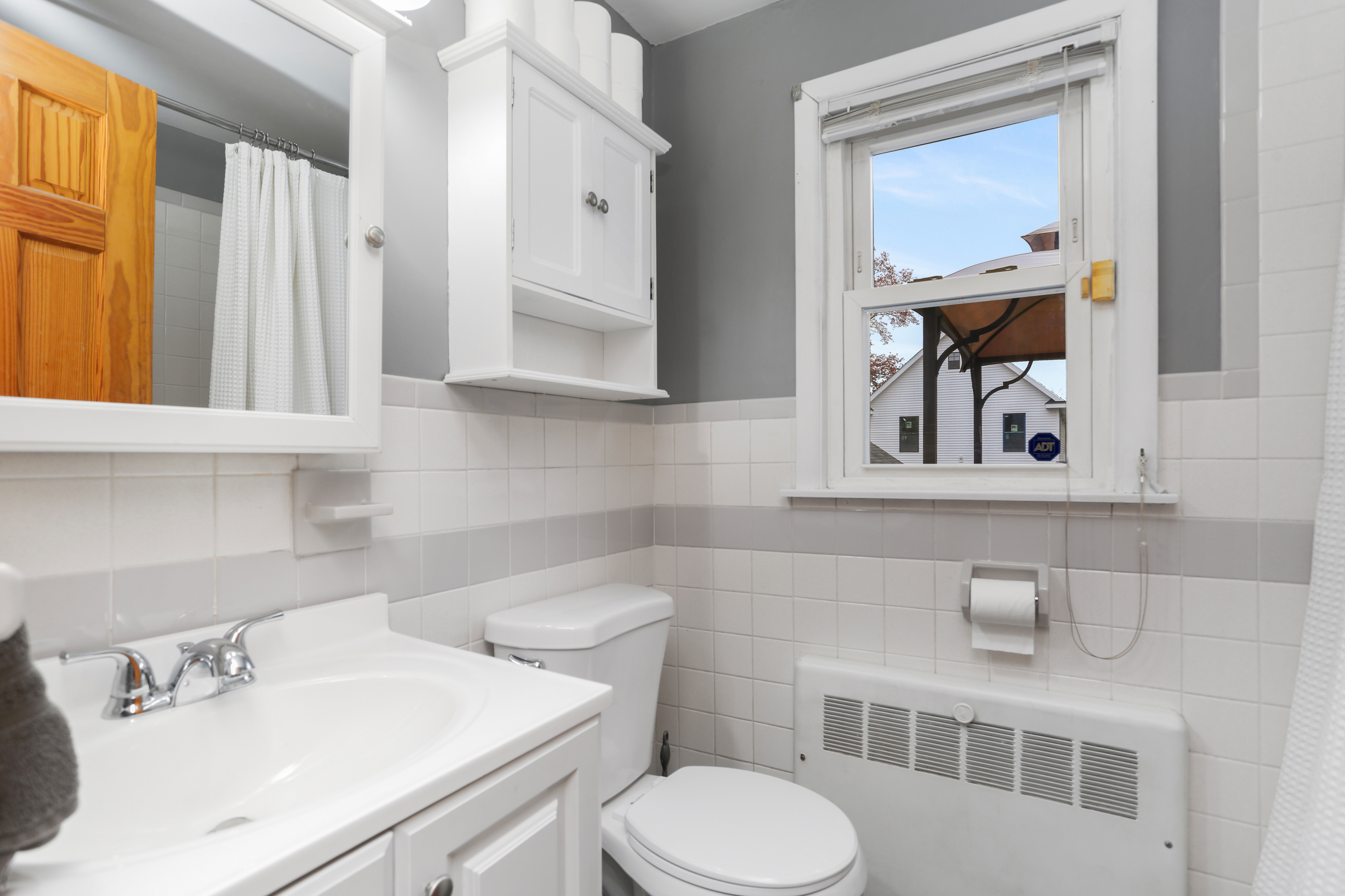 101 Soundview Avenue Fairfield, CT 06825 - Photo 24 of 40 a bathroom with a toilet a sink and mirror