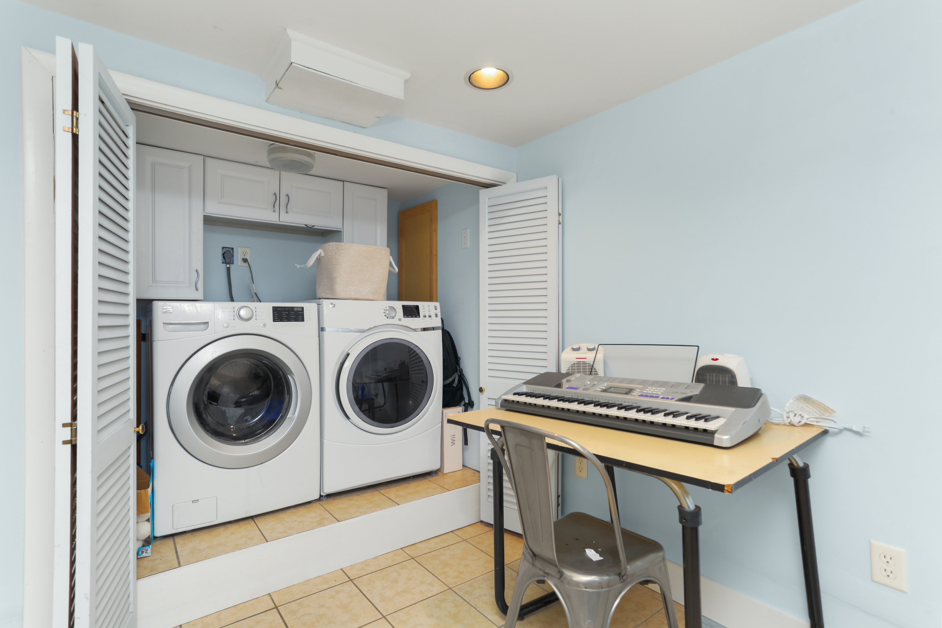 101 Soundview Avenue Fairfield, CT 06825 - Photo 28 of 40 a utility room with dryer and washer
