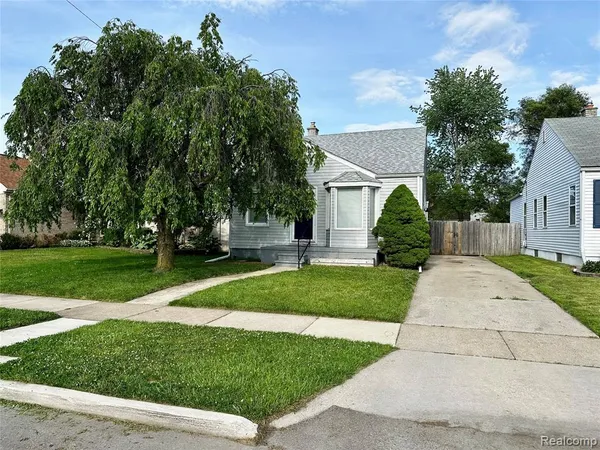 $1,200 | 3851 17th Street, Wyandotte, MI 48192